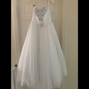 ❌SOLD❌David’s wedding gown. Size 6